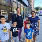 La dominicana Jazmin Heraldo y sus cinco hijos ya se preparan para volver a las escuelas en septiembre.