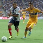 Luis Romo (L) del Monterrey disputa un balón con Igor Lichnovsky (D) de Tigres durante el partido por la Jornada 10 del Torneo Apertura 2022 de la Liga MX.