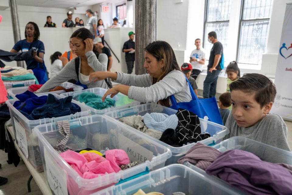 Organizaciones civiles ayudan a los inmigrantes enviados a Nueva York.