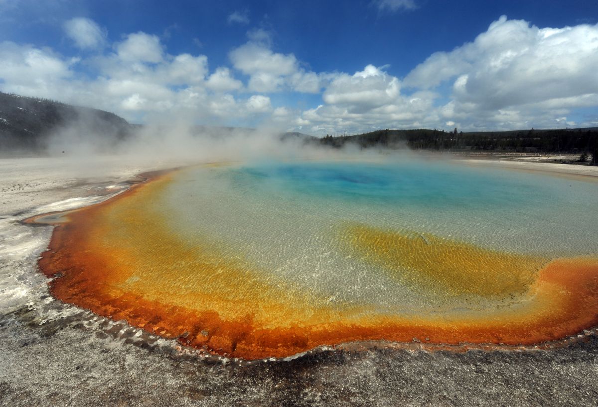 Abyss Pool tiene cerca de 50 pies de profundidad y es una de las aguas termales más hondas del parque. 