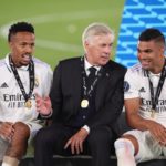 Carlo Ancelotti (centro) reveló que ya tiene al sustituto de Casemiro (derecha).