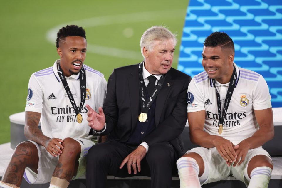 Carlo Ancelotti (centro) reveló que ya tiene al sustituto de Casemiro (derecha).