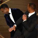 Will Smith golpea al comediante Chris Rock en la ceremonia de los Premios Oscar 2022.