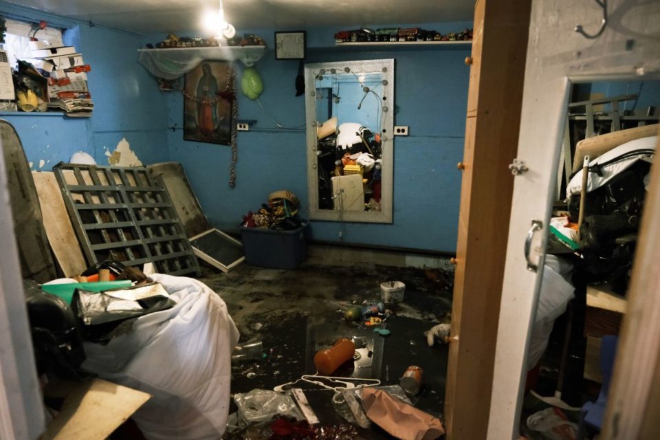 Un apartamento en un sótano, en Queens, muestra los daños causados por las inundaciones provocadas por las lluvias sin precedentes causadas por el ciclón tropical.