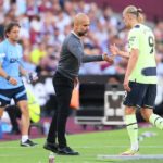 Pep Guardiola (L) felicita a Erling Haaland (R) por su actuación ante West Ham durante su debut en Premier League.