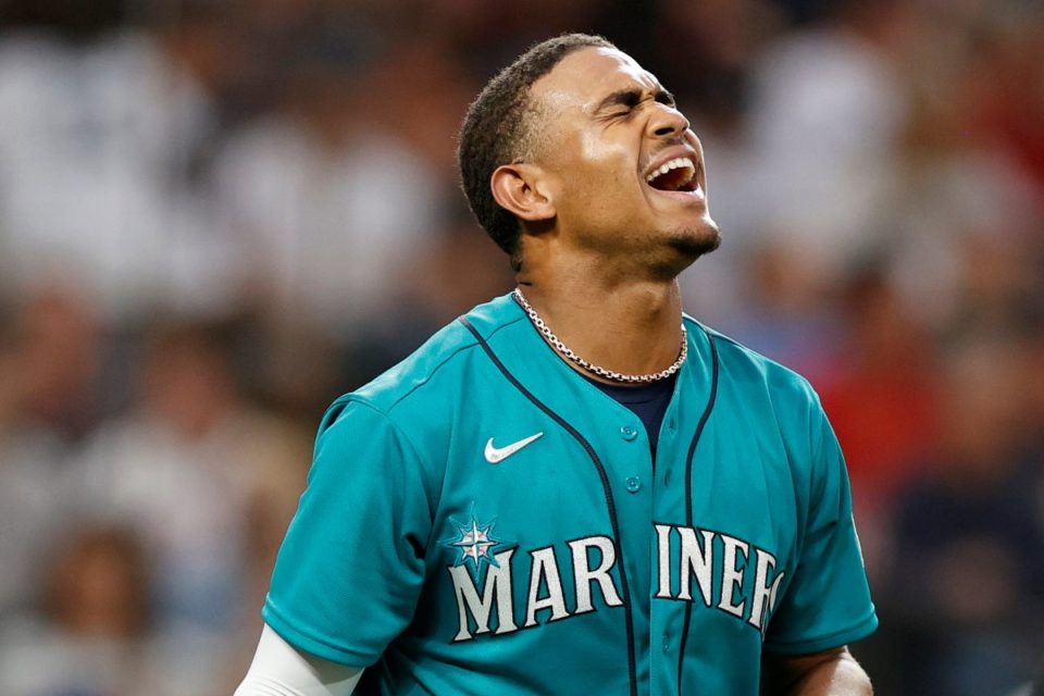 Julio Rodríguez celebra luego de una victoria ante Cleveland Guardians este 26 de agosto.