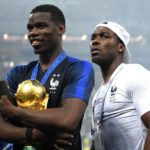 Paul Pogba (L) y Mathias Pogba (R) posan junto a la Copa del Mundo luego que Francia derrotara 4-2 a Croacia en la final del Mundial de Rusia 2018.