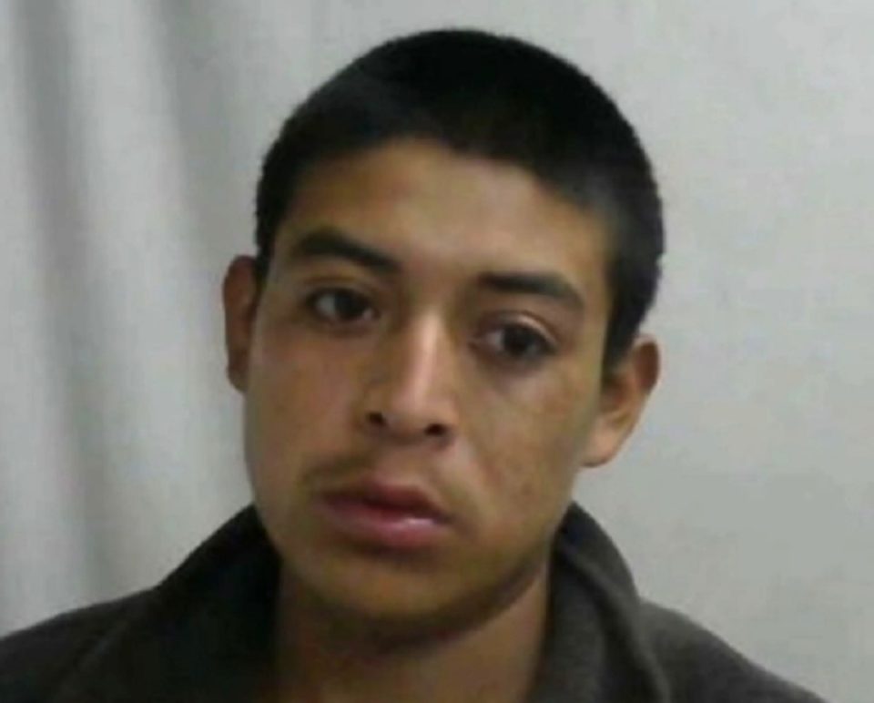 José Osorio, de 21 años, estaba en el interior de un vehículo que no era de su propiedad extremadamente intoxicado y parcialmente desnudo.