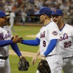 Escobatr y Alonso felicitan a Nimmo tras su jugada en el jardín central.