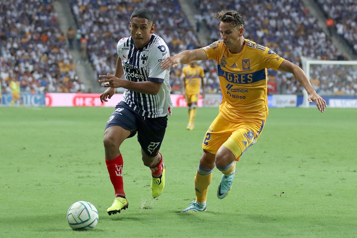 Luis Romo (L) del Monterrey disputa un balón con Igor Lichnovsky (D) de Tigres durante el partido por la Jornada 10 del Torneo Apertura 2022 de la Liga MX.