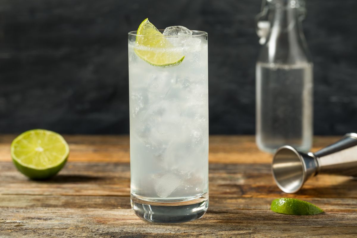 El agua mineral es una de las bebidas favoritas para mezclar con tequila. 