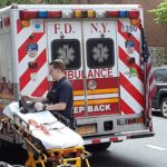 Ambulancia y paramédico de FDNY.