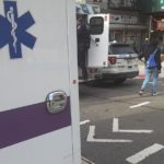 Ambulancia y patrulla NYPD en Harlem.