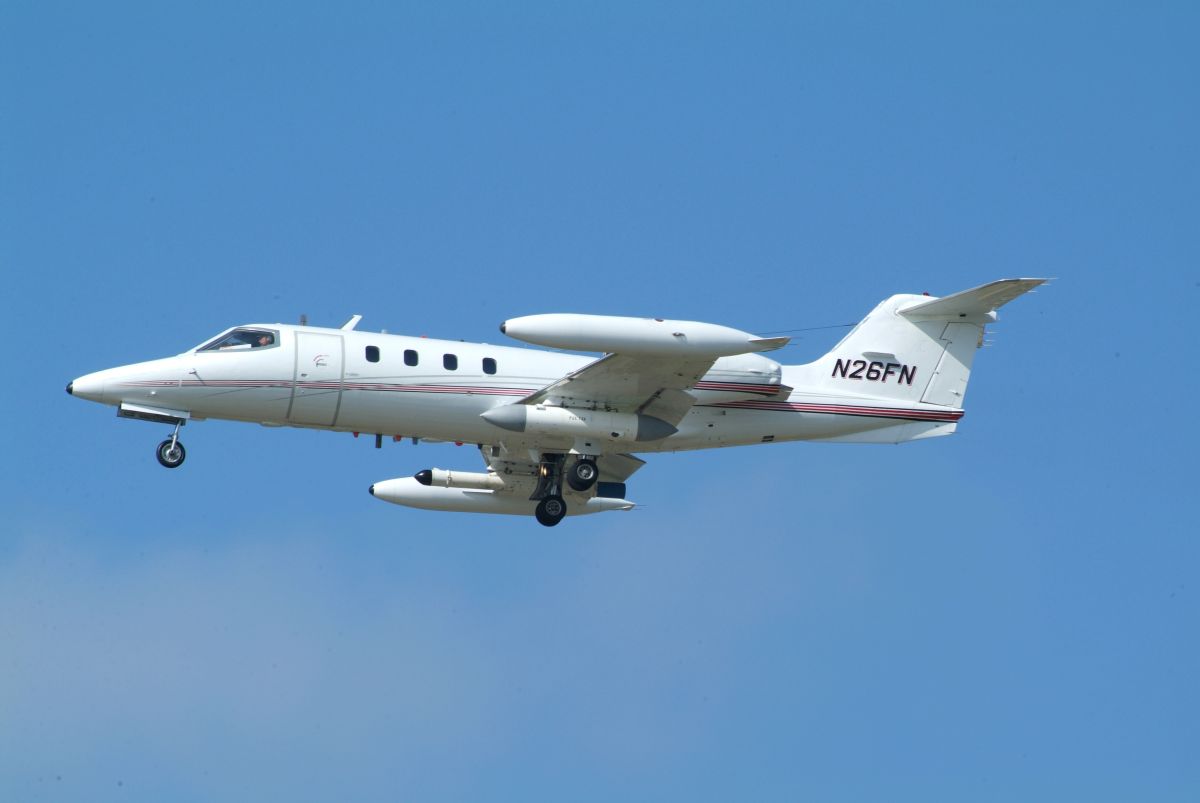 Las dos personas a bordo del avión pudieron escapar del accidente y fueron trasladados a un hospital.