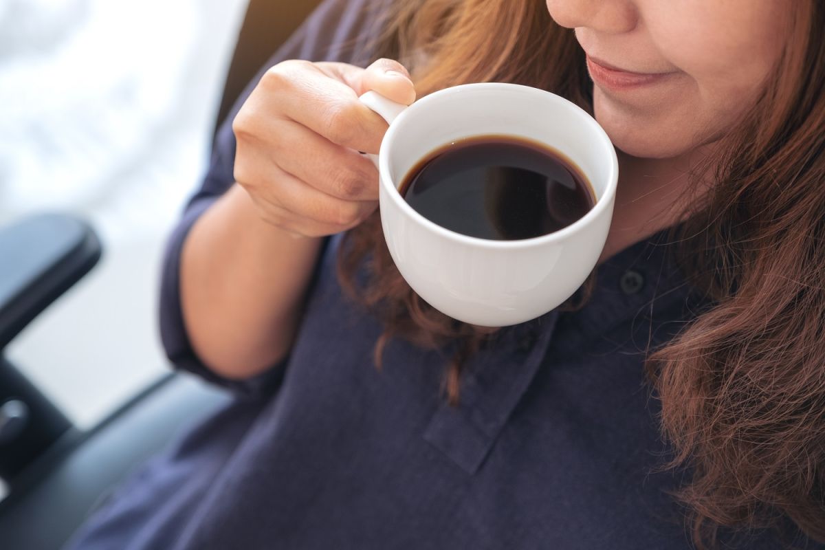 El consumo de café puede beneficiar o afectar negativamente la salud de la piel.