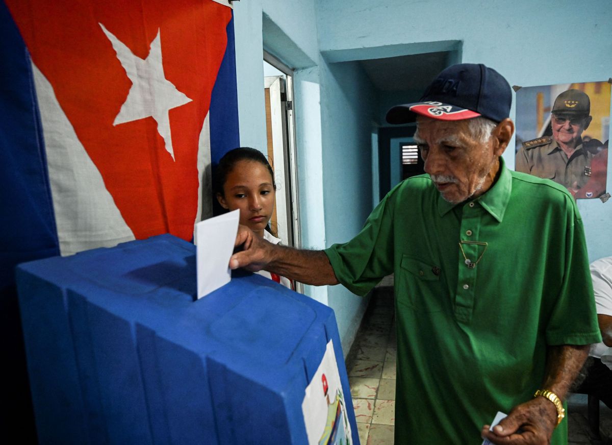 Un hombre vota en el referéndum “Ley de familia” en La Habana.