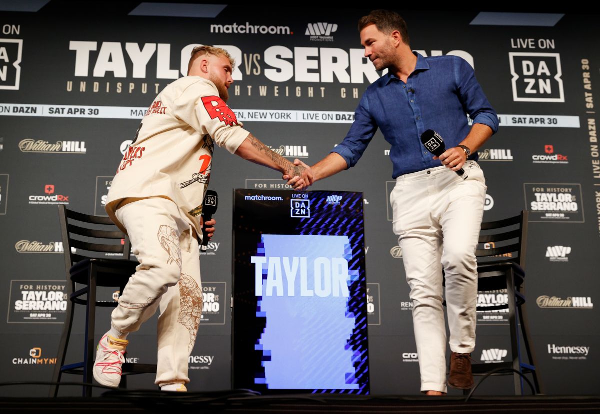 Paul (L) y Hearn (R) se estrechan manos en la presentación del combate entre Taylor y Serrano.