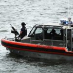 Debido a la tormenta tropical Earl, impidió a los vigilantes acercarse más al hombre.