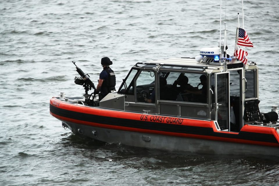 Debido a la tormenta tropical Earl, impidió a los vigilantes acercarse más al hombre.