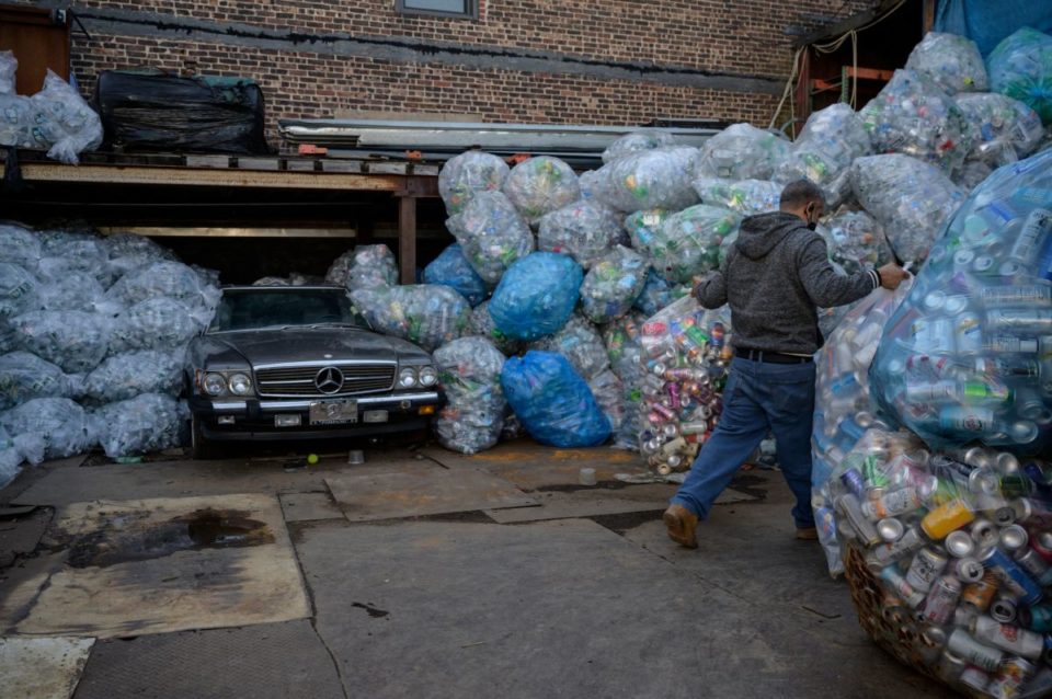 Entre 8,000 y 10,000 neoyorquinos ganan dinero recolectando latas, botellas y recipientes de plástico.