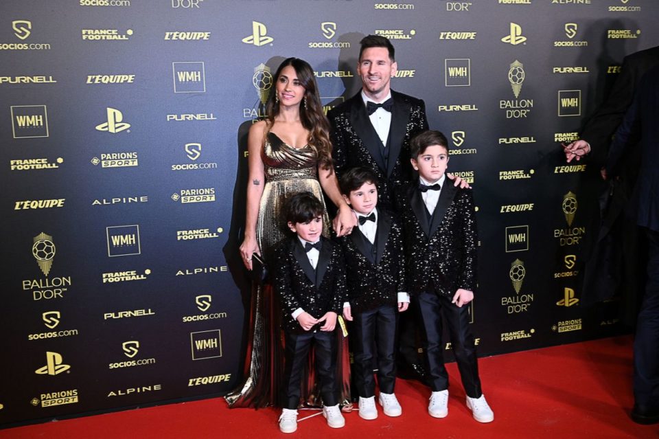 Lionel Messi comparte con su esposa Antonela Roccuzzo y sus tres hijos Mateo, Thiago y Ciro en la gala del Balón de Oro 2021.