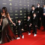 Antonela Roccuzzo y Lionel Messi desfilan junto a sus hijos Ciro, Mateo y Thiago por la alfombra de la gala del Balón de Oro 2021.