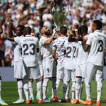 Jugadores del Real Madrid observando como Karim Benzema levanta la décima quinta UEFA Champions League.