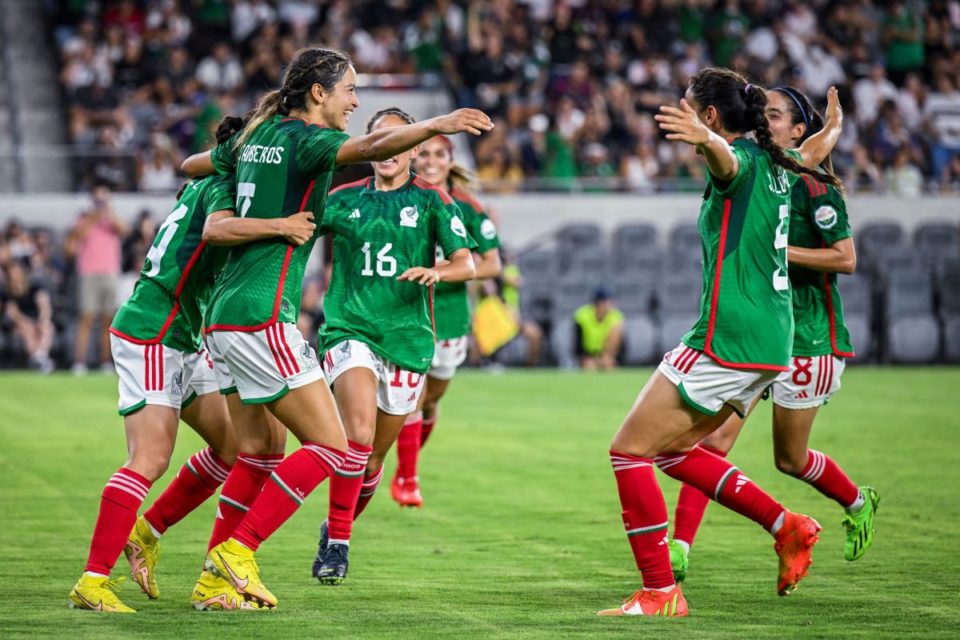 La selección mexicana es liderada en la actualidad por la capitana Kenti Robles.