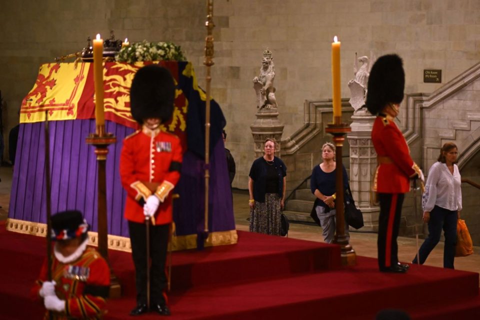 El guardia se desmayó mientras vigilaba el ataúd de la Reina Isabel II.