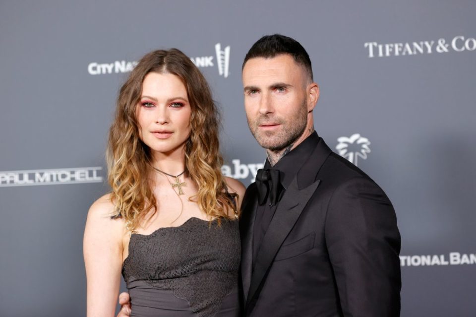 Behati Prinsloo y Adam Levine.