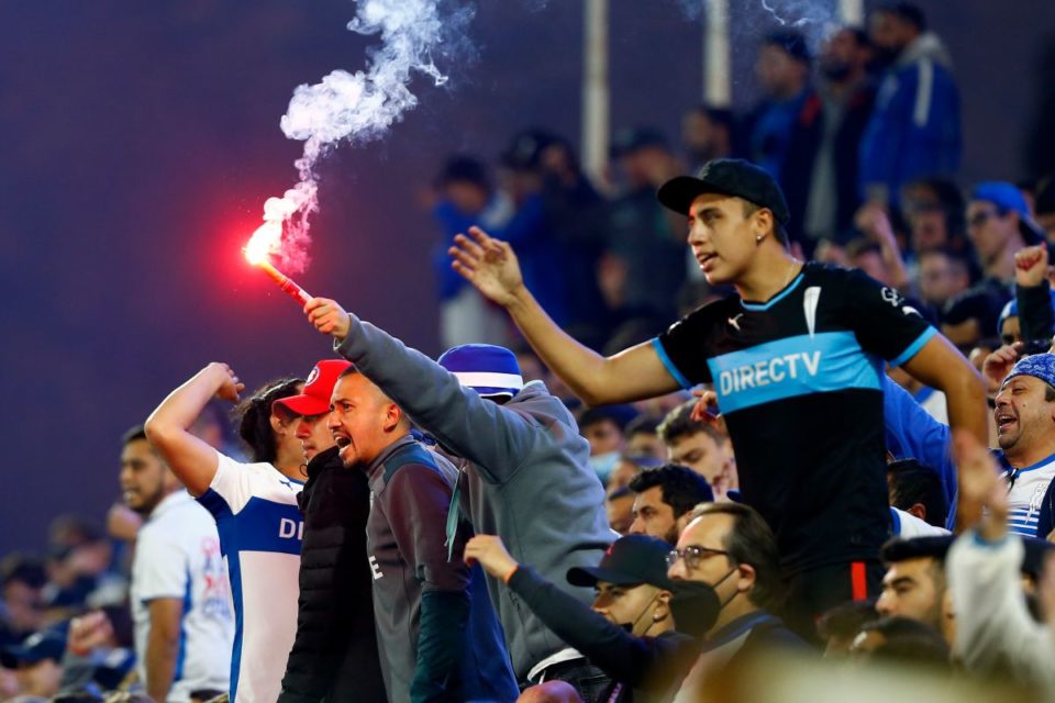 Hinchas de la Universidad Católica arrojaron artefactos explosivos al campo.