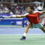 Carlos Alcaraz salva una pelota ante Jannik Sinner en los cuartos de final del US Open 2022.