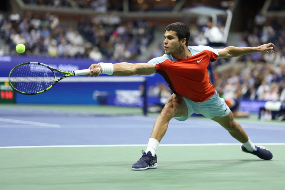 Carlos Alcaraz salva una pelota ante Jannik Sinner en los cuartos de final del US Open 2022.