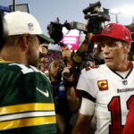 Aaron Rodgers (L) y Tom Brady (R) comparten una charla luego del partido entre Green Bay y Tampa Bay.