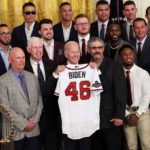 Joe Biden posa junto a la escuadra de Atlanta Braves con a una camisa personalizada.