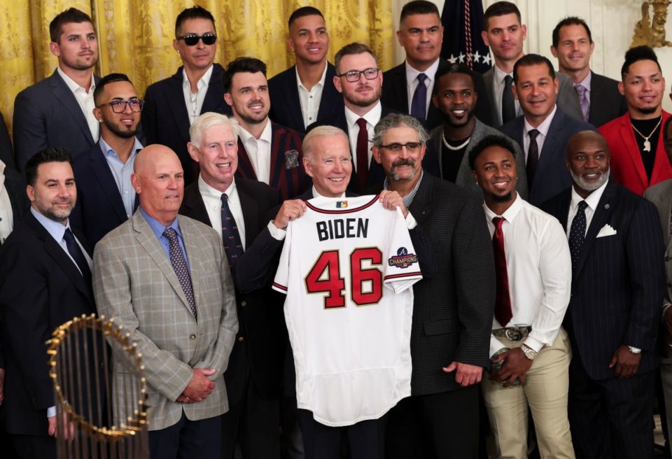 Joe Biden posa junto a la escuadra de Atlanta Braves con a una camisa personalizada.