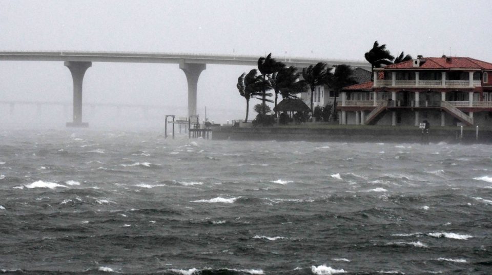 Impacto inicial del huracán Ian en St. Pete Beach, Florida.