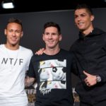 Neymar (L), Messi (C) y Cristiano (R) disfrutan durante la gala del Balón de Oro en 2015.