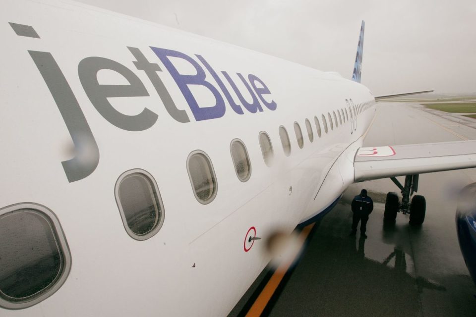 Un avión de JetBlue en O'Hare Airport, en Chicago, Illinois.