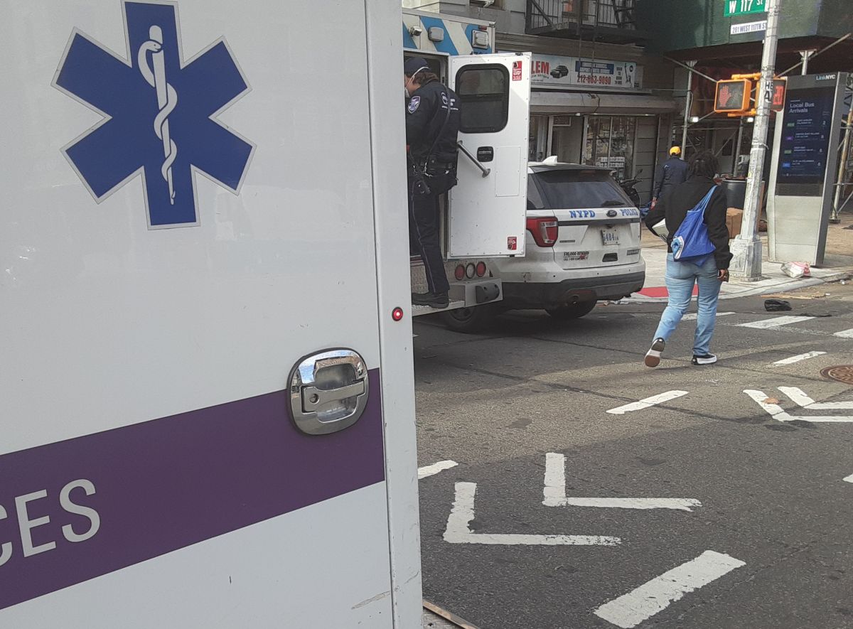 Ambulancia y patrulla NYPD en Harlem.