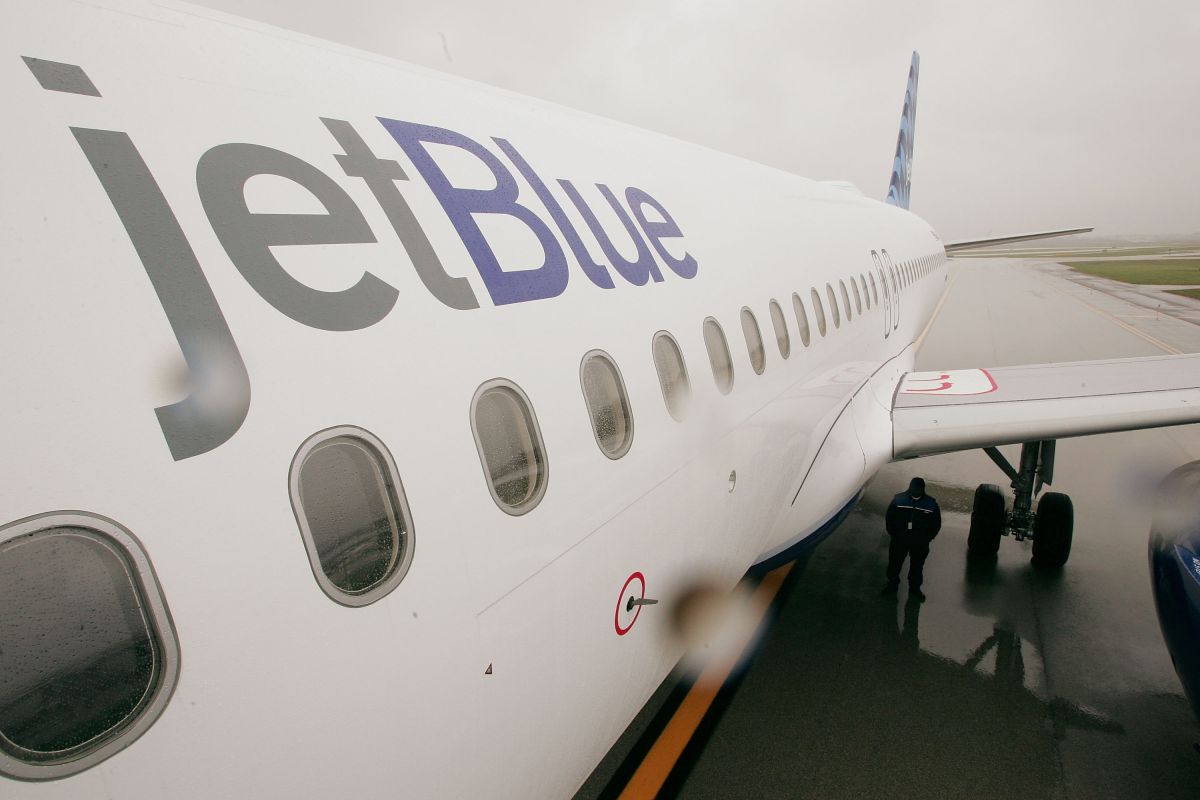 Un avión de JetBlue en O'Hare Airport, en Chicago, Illinois.  