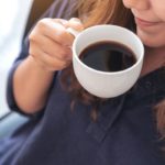 El consumo de café puede beneficiar o afectar negativamente la salud de la piel.