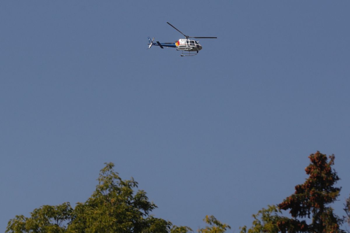 Un helicóptero de la Real Policía Montada de Canadá sobrevuela Weldon, Saskatchewan, mientras buscaba la a Myles Sanderson.