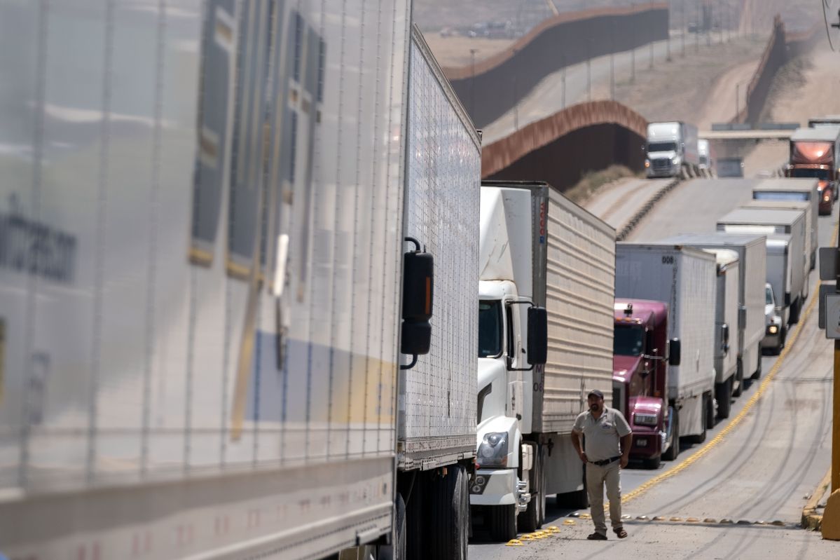 Camiones de carga en el puerto comercial en Tijuana, Baja California.