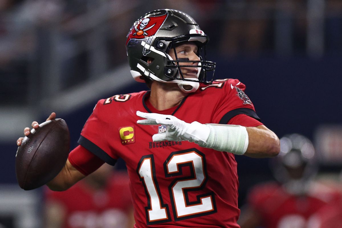 Tom Brady antes de hacer el pase para que Mike Evans concretara el único touchdown del encuentro para Buccaneers.