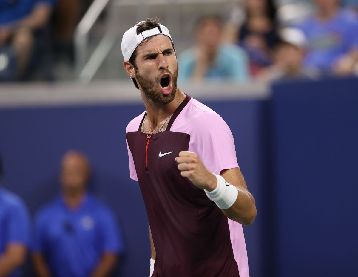 Karen Khachanov celebra un punto en su partido contra Pablo Carreño Busta.