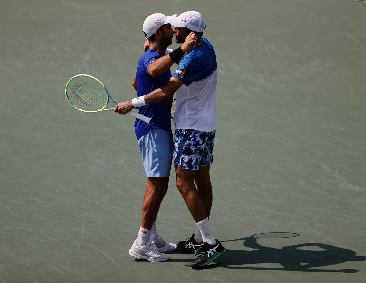 Marcelo Arévalo y el neerlandés Jean Julien Rojer celebran el triunfo que los pone en cuartos de final del US Open.