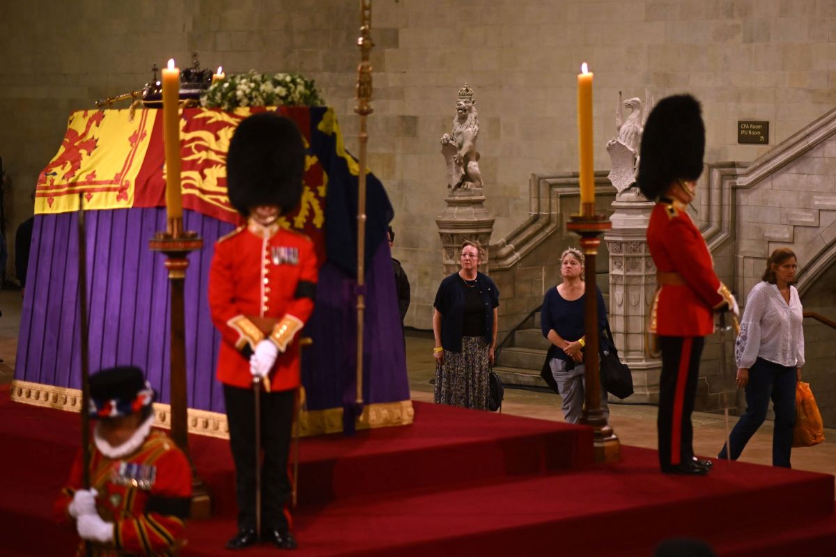 El guardia se desmayó mientras vigilaba el ataúd de la Reina Isabel II.