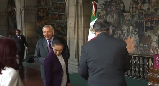 Adán Augusto roba cámara en saludo a Sheinbaum y Ebrard