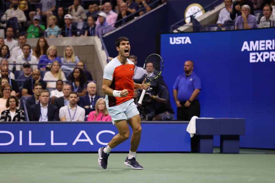 Carlos Alcaraz explosiona de júbilo al derrotar a Tiafoe y pasar a la final.